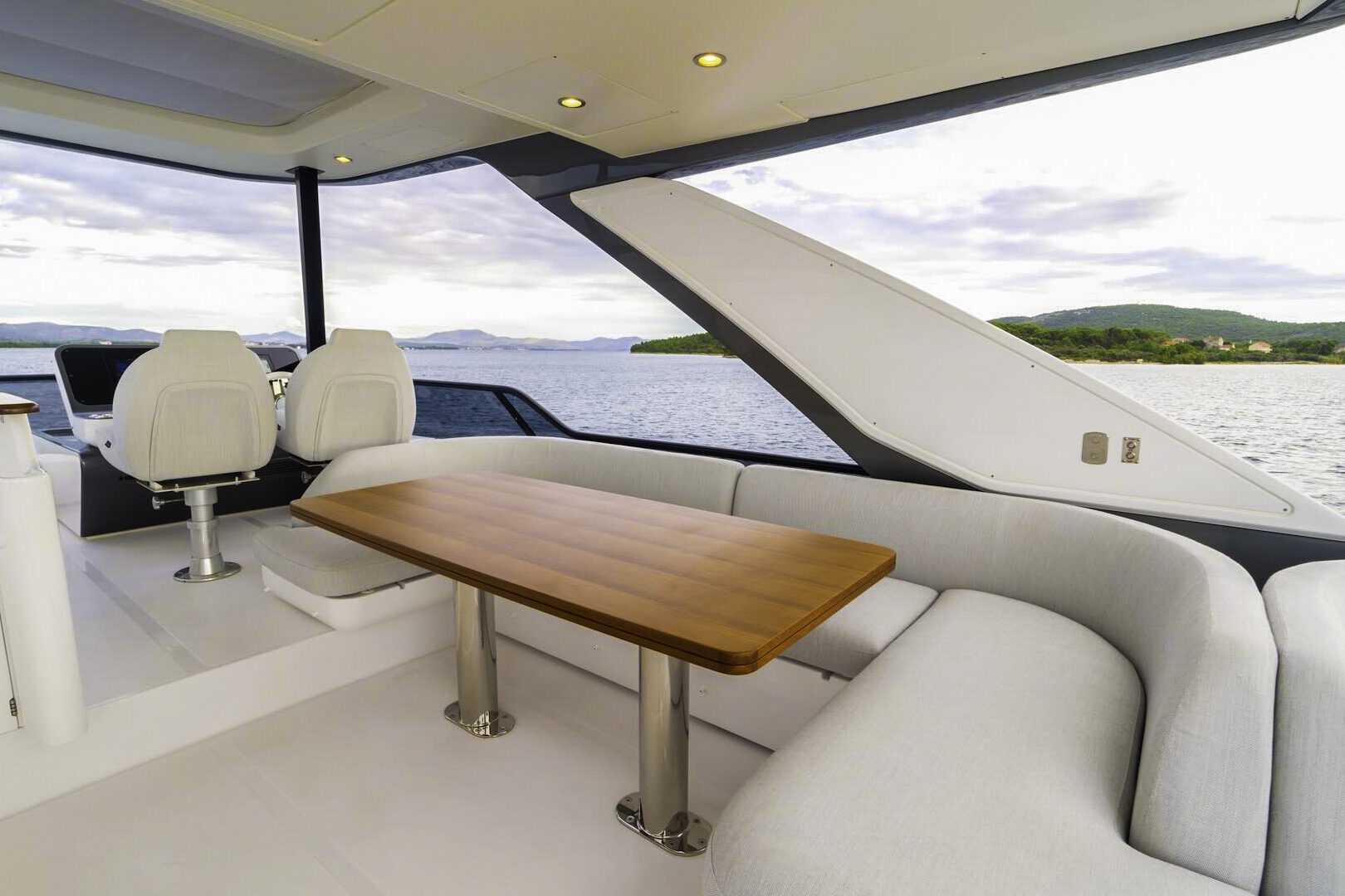 Azimut 68 Flybridge detail