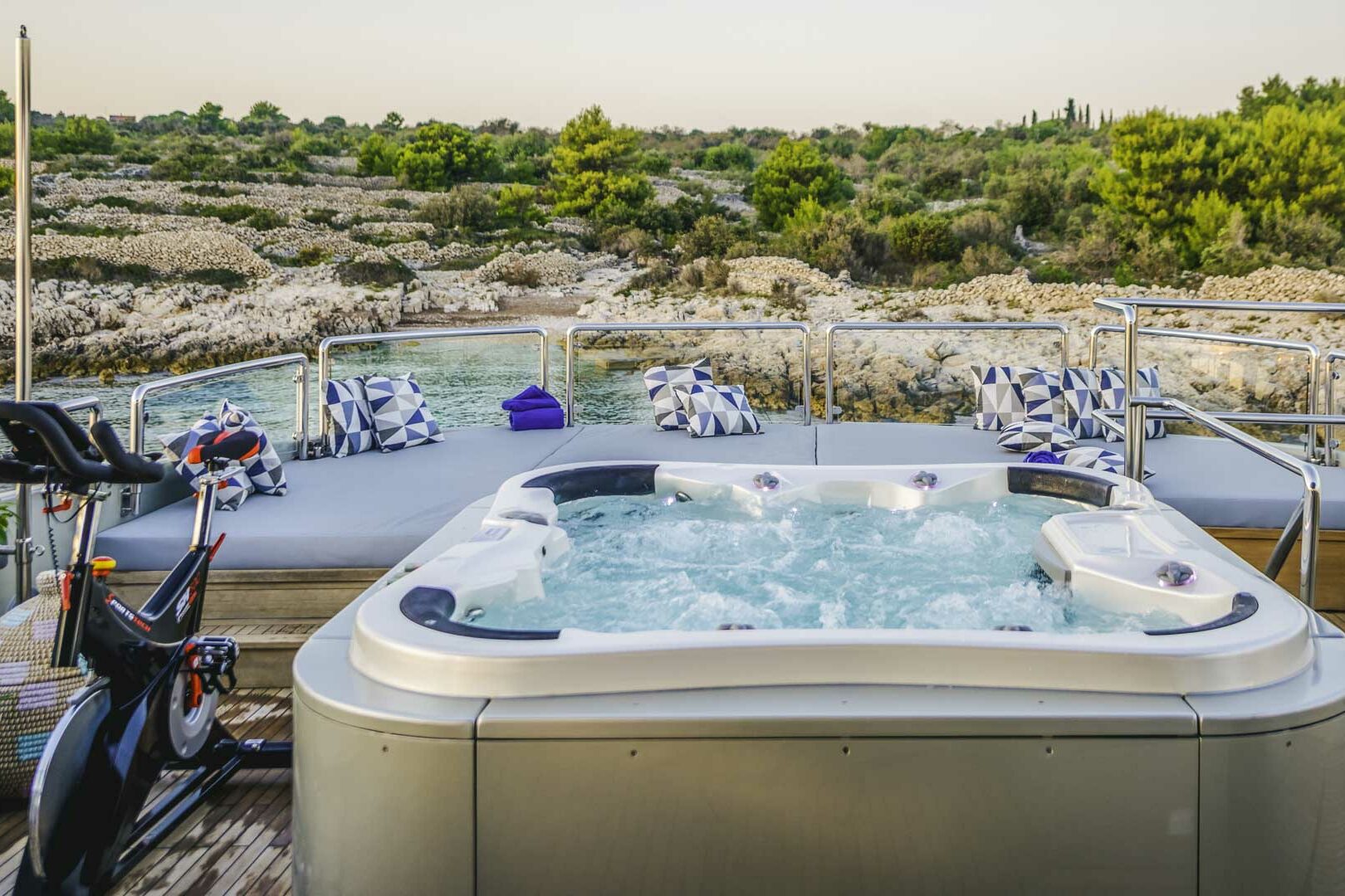 ONE BLUE flybridge Jacuzzi