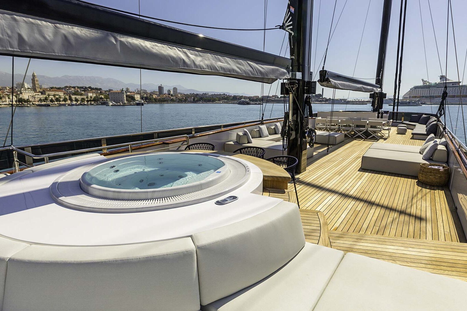 Luxury sailing yacht Scorpios Jacuzzi