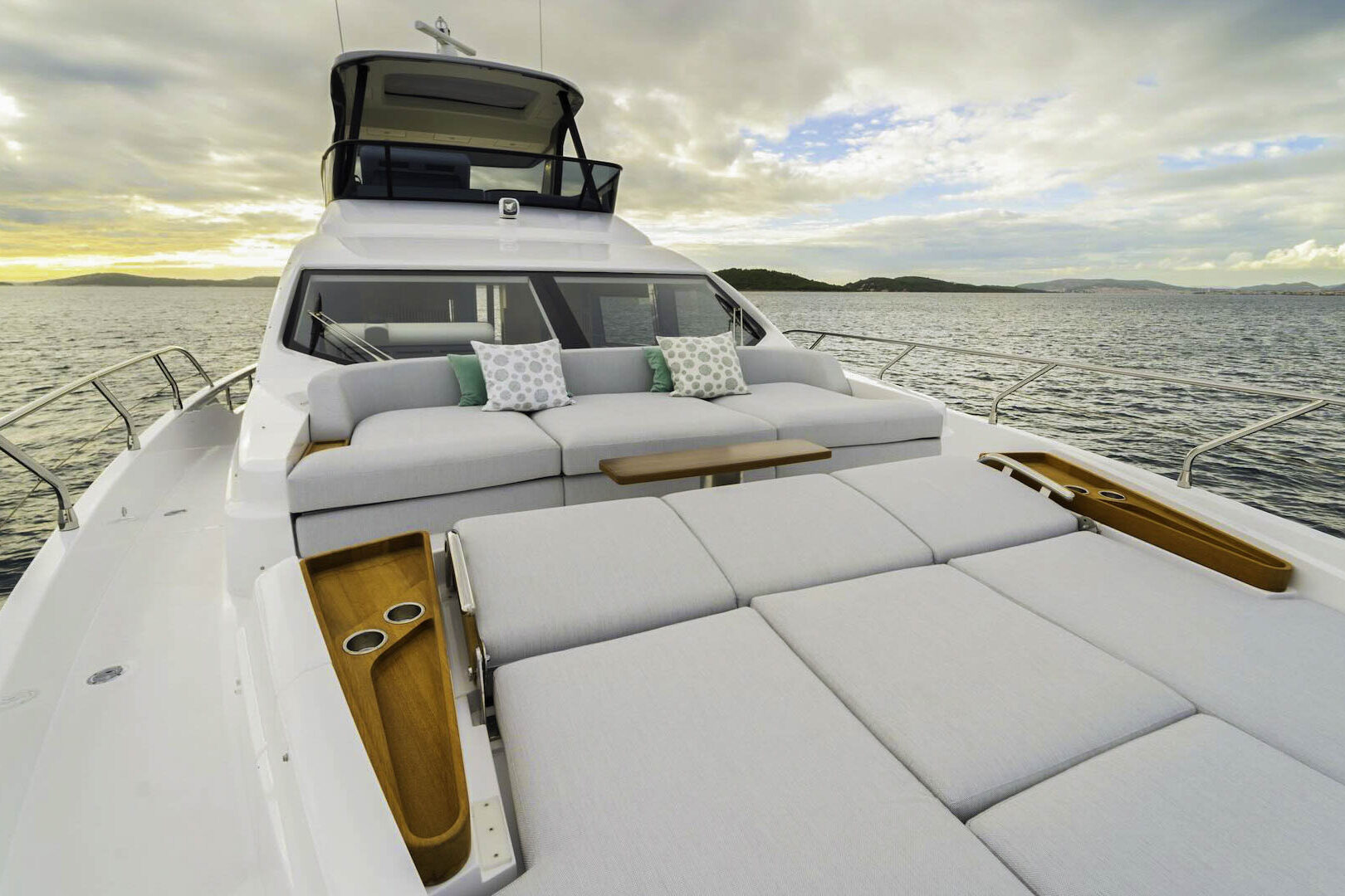 Azimut 68 Fly view from the bow