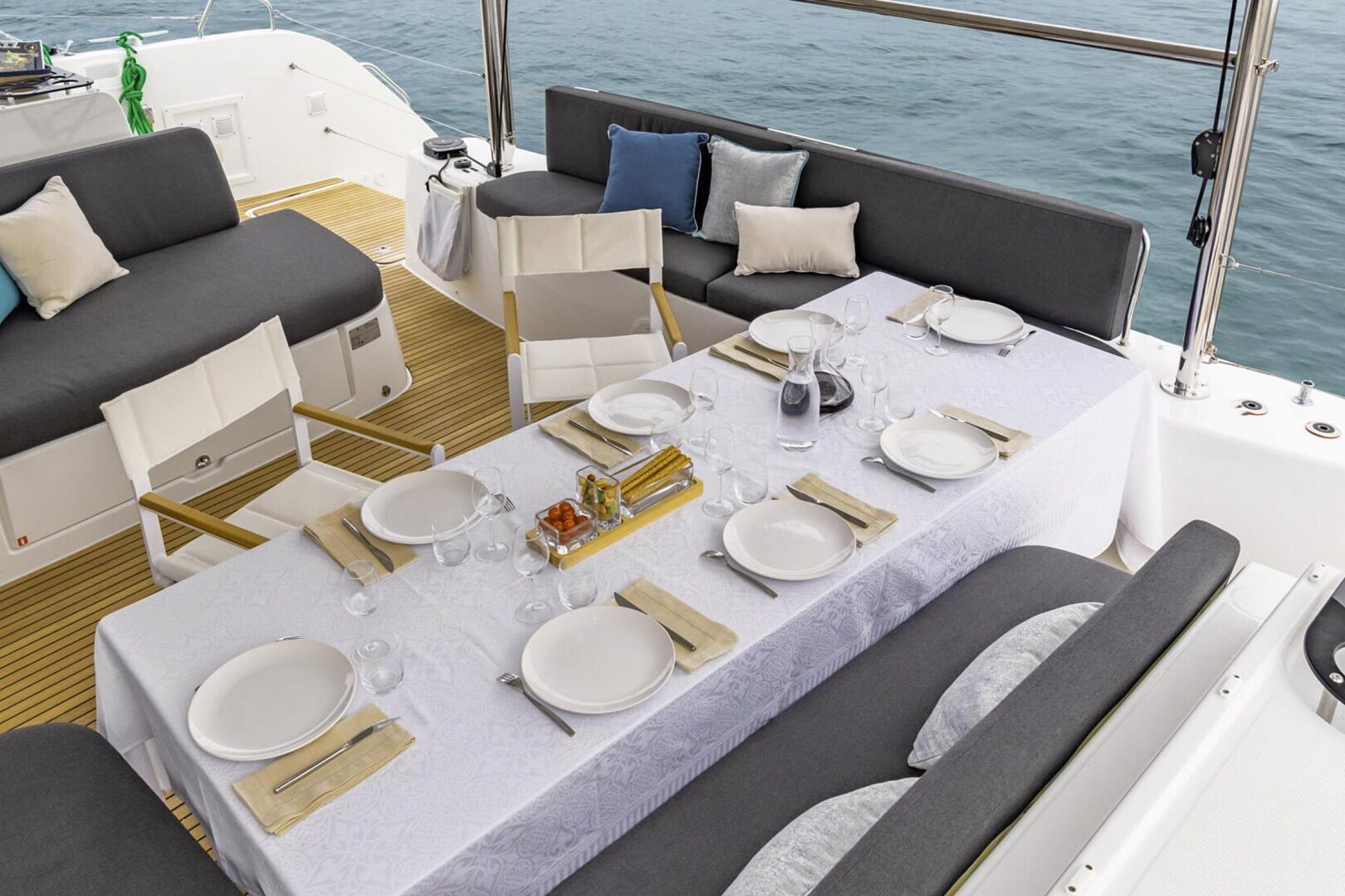 Lagoon 46 aft dining table