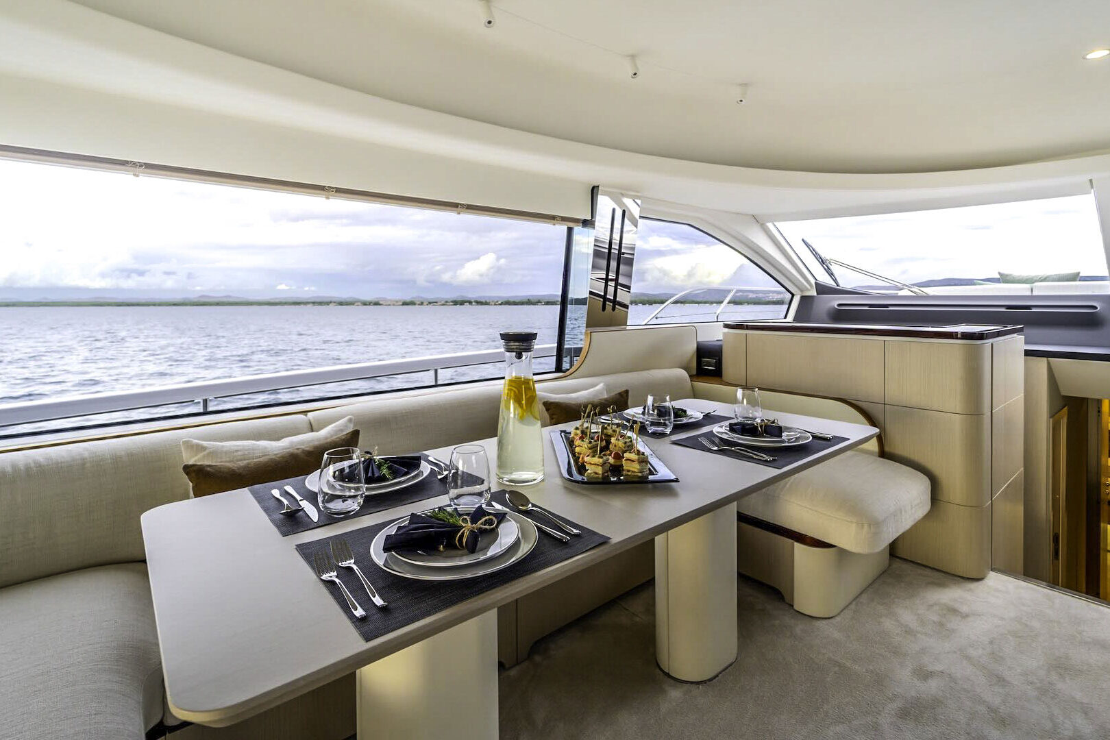 Azimut 68 Fly dining area