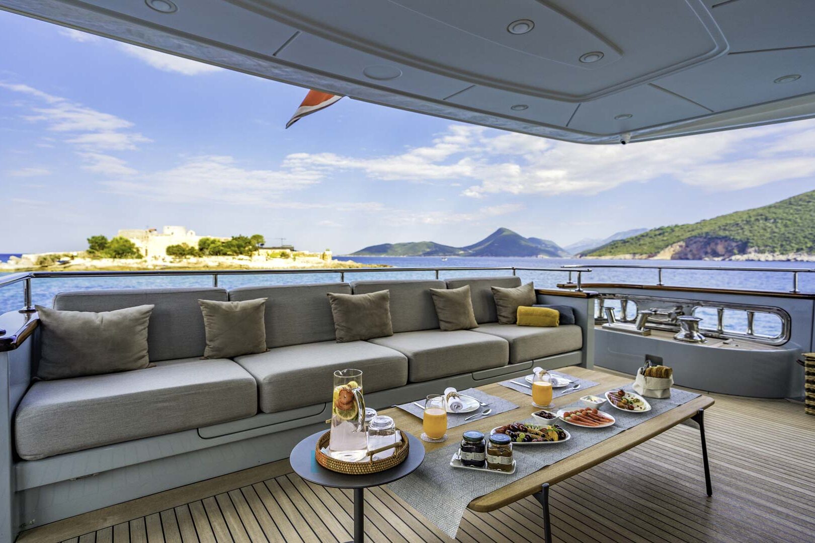 VALENTINA II deck seating area