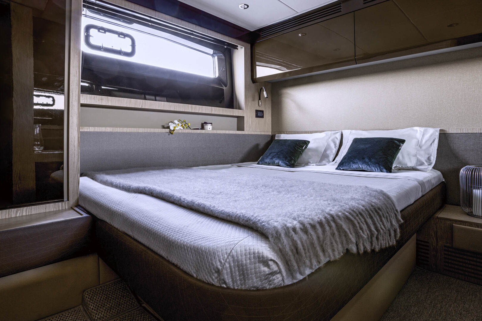 Azimut Atlantis 51 VIP cabin sliding beds 2