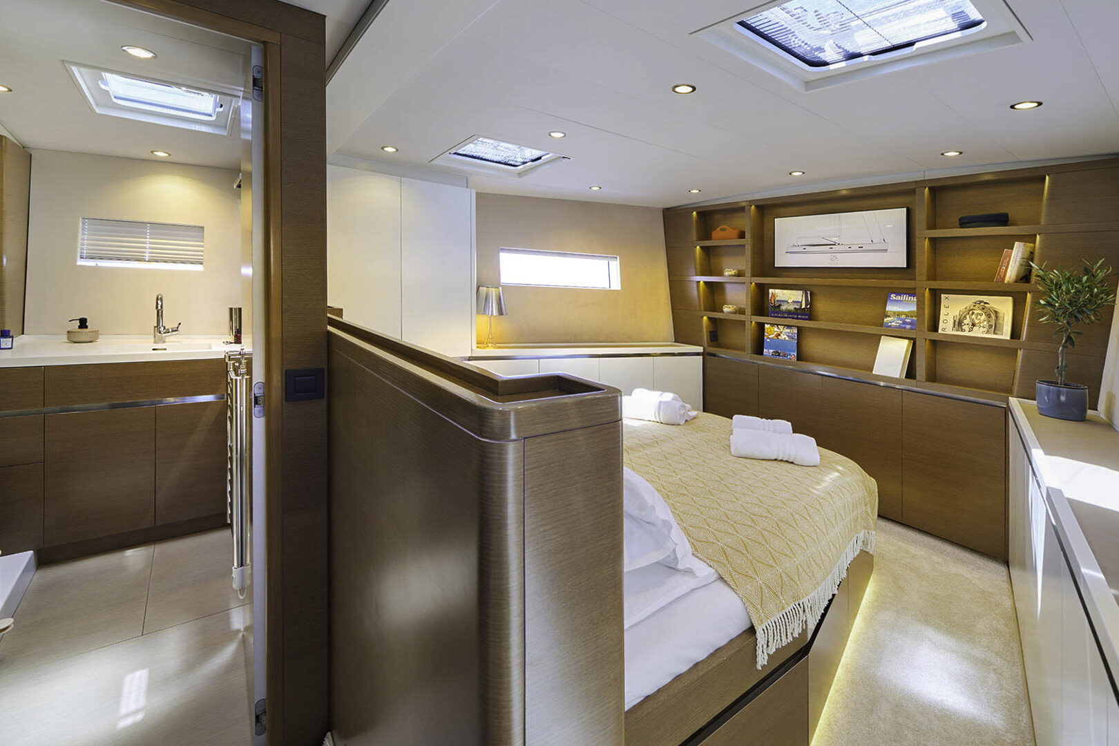 CNB 76 'Aenea' Master cabin