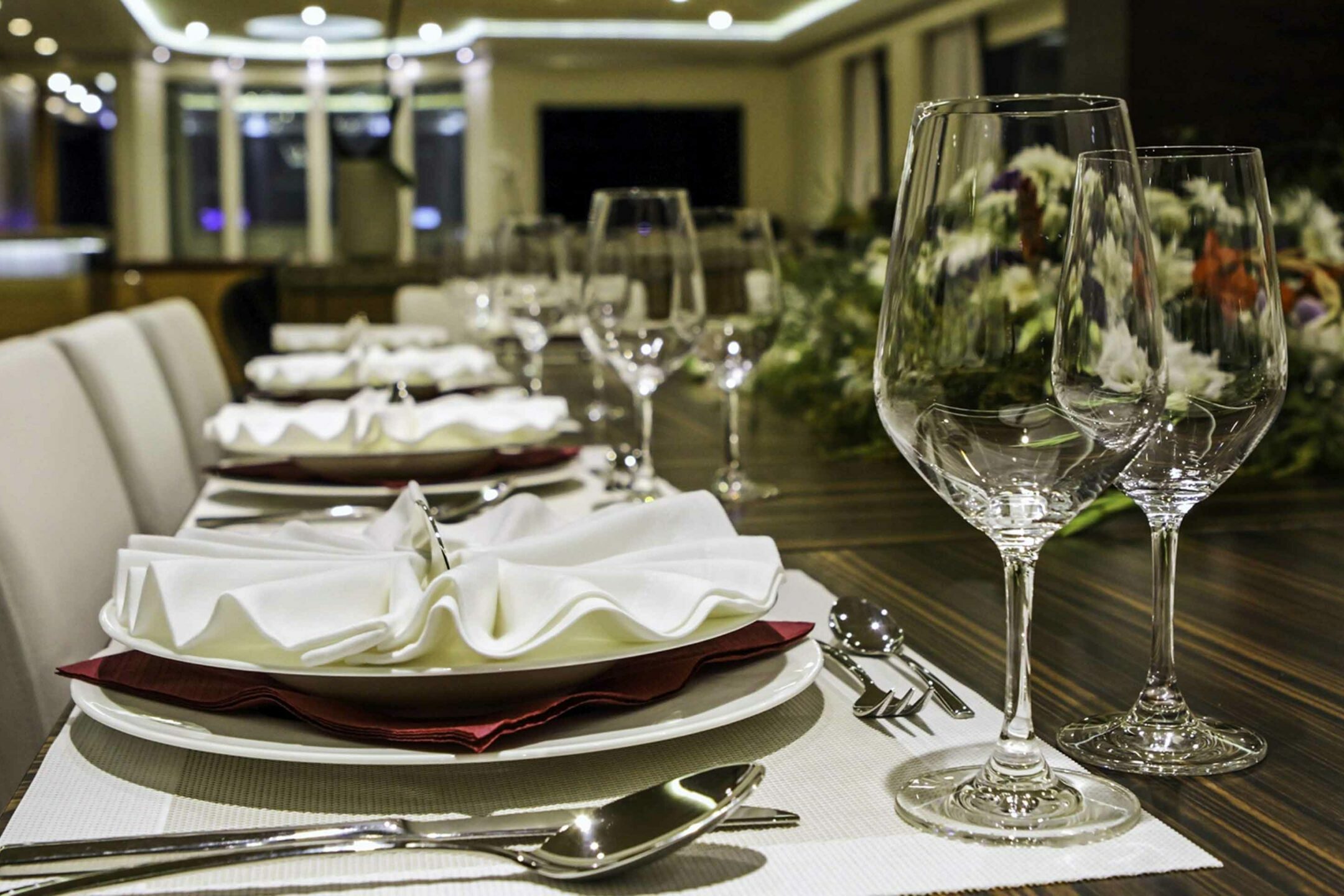 Luxury yacht QUARANTA dining table