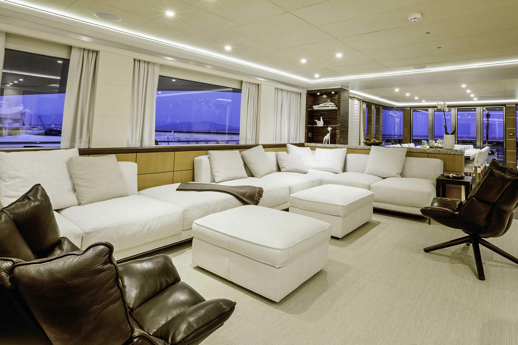 Luxury yacht QUARANTA lounge salon