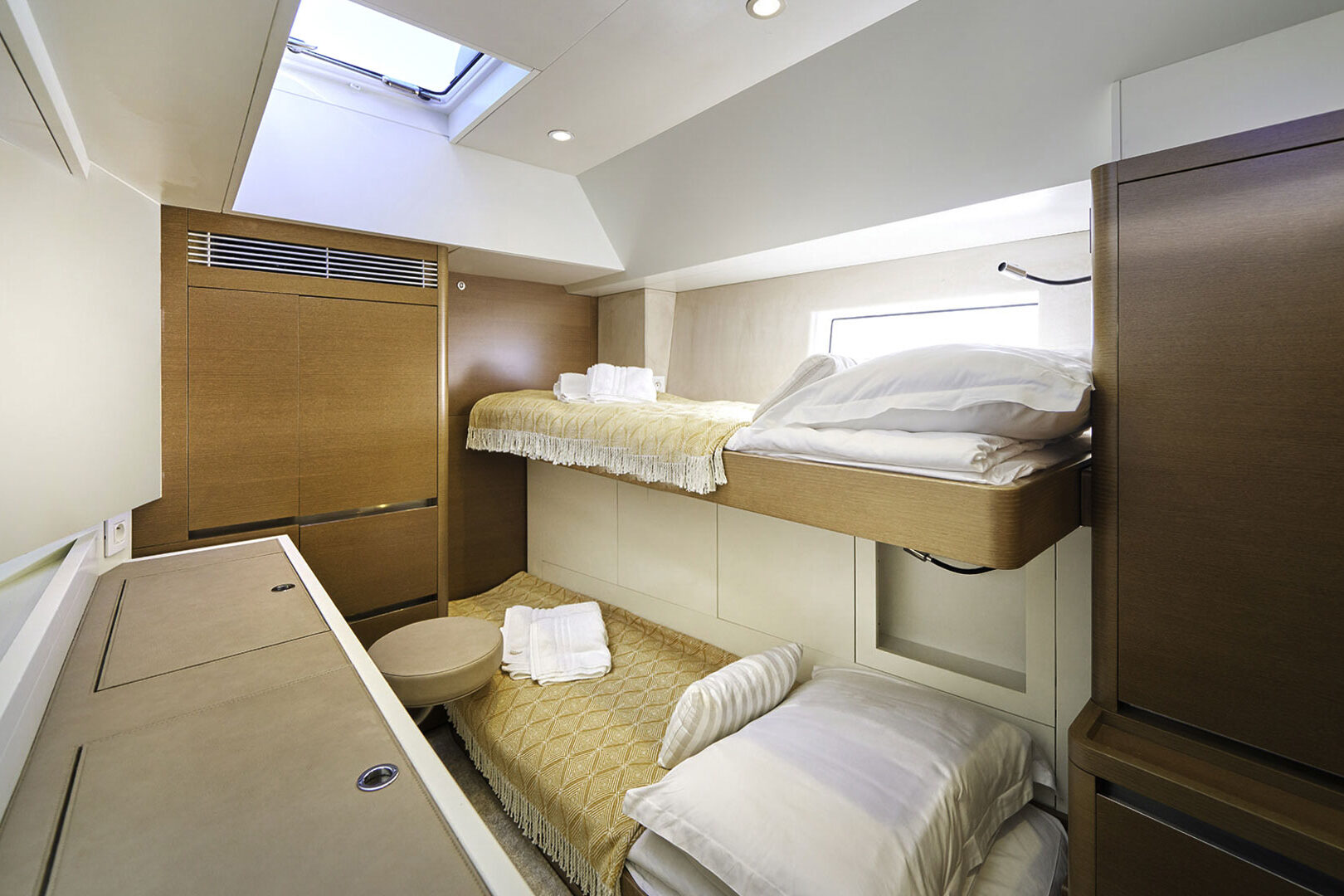 CNB 76 'Aenea' bunk bed cabin