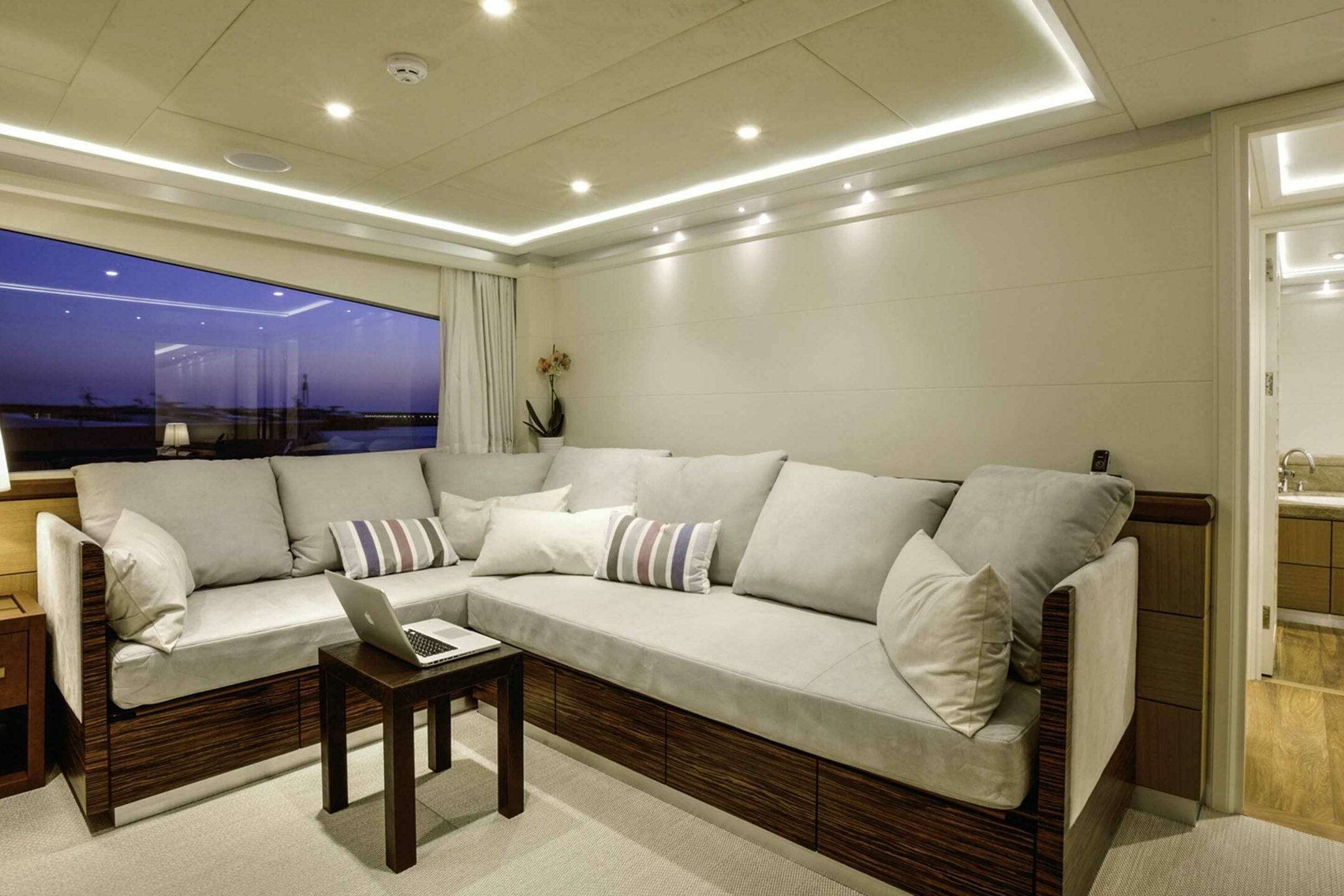 Luxury yacht QUARANTA Master suite