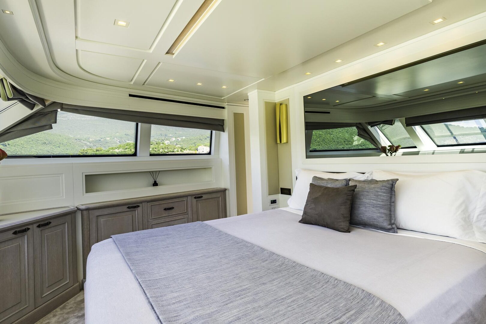 VALENTINA II Master cabin bed view