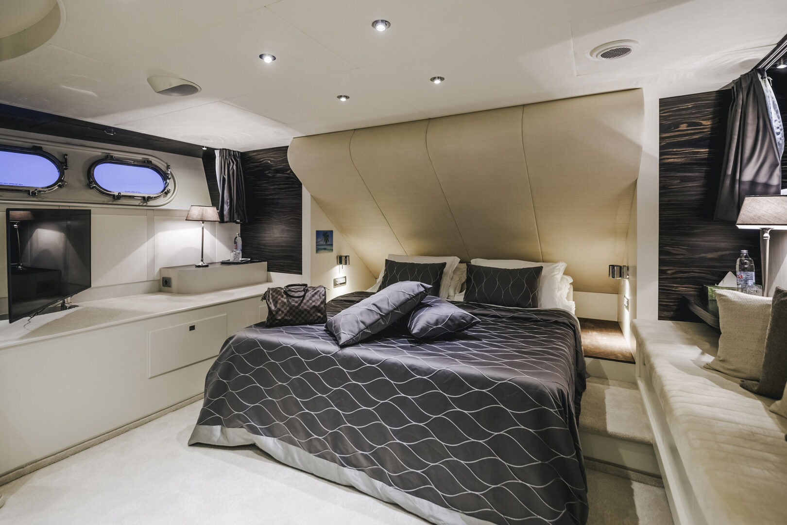 ONE BLUE VIP cabin