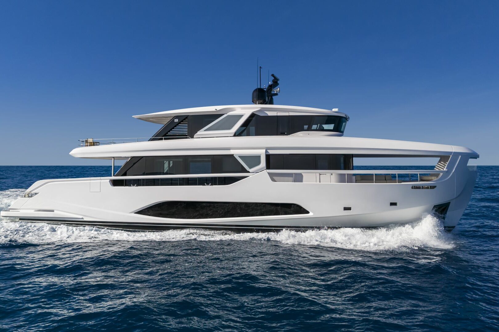Ferreti Yachts INFYNITO 90 cruising