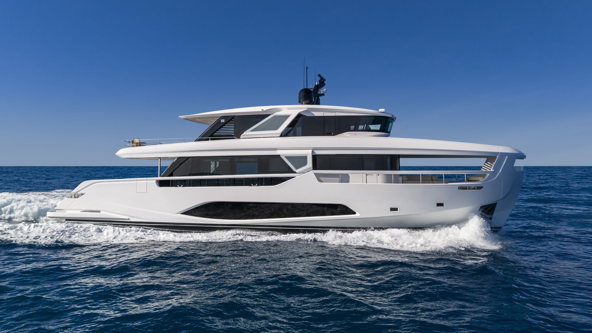 Ferreti Yachts INFYNITO 90 cruising