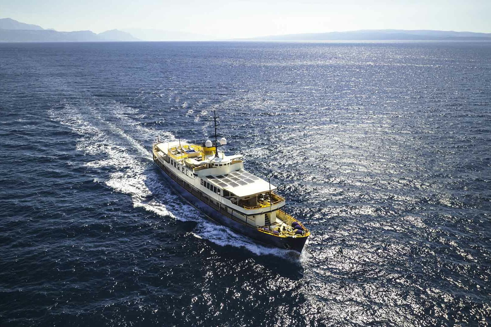 Luxury yacht Seagull II front cruising