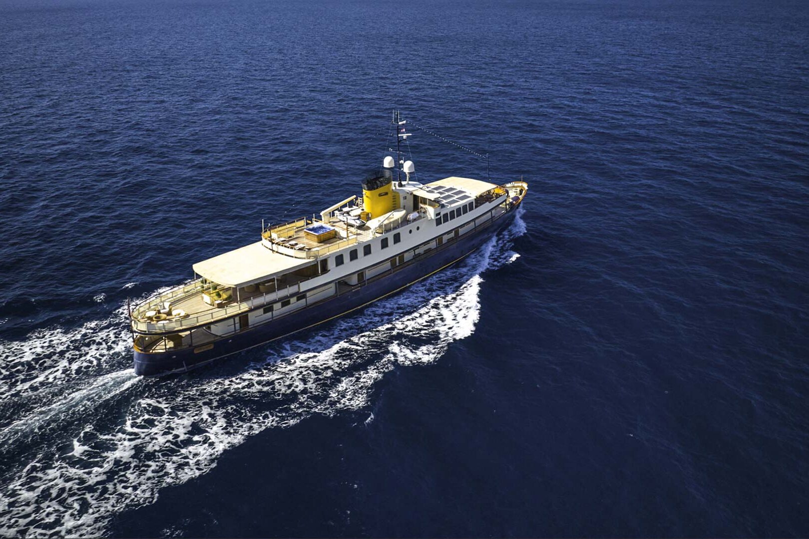 Luxury yacht Seagull II aft sailing