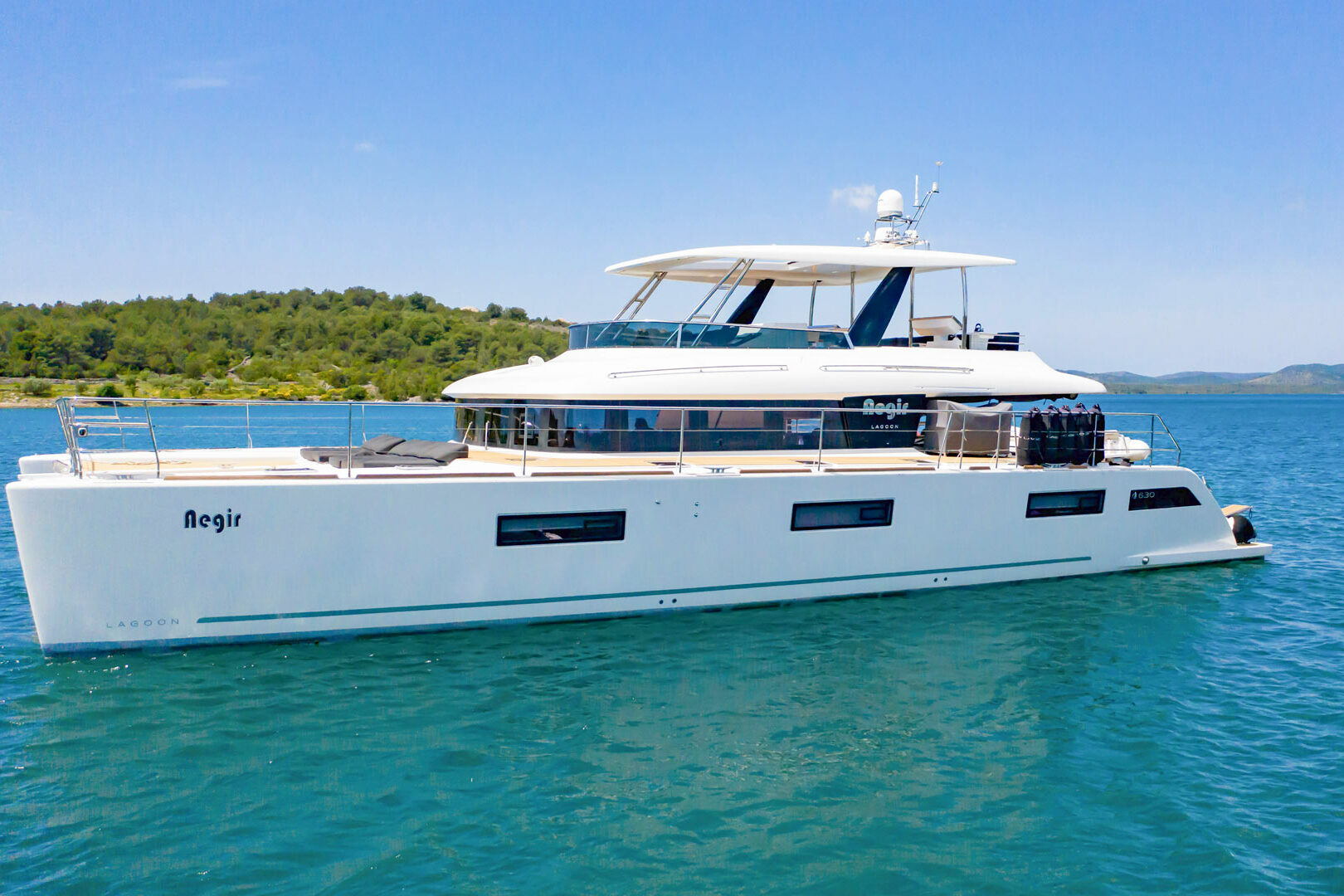 Luxury catamaran Lagoon Power 630 main