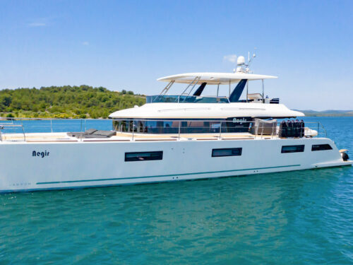 Luxury catamaran Lagoon Power 630 main