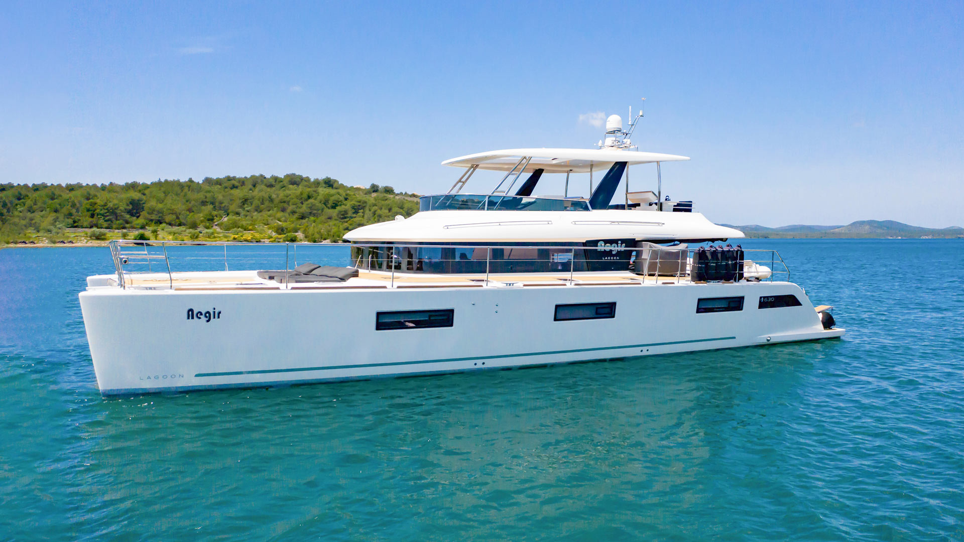 Luxury catamaran Lagoon Power 630 main