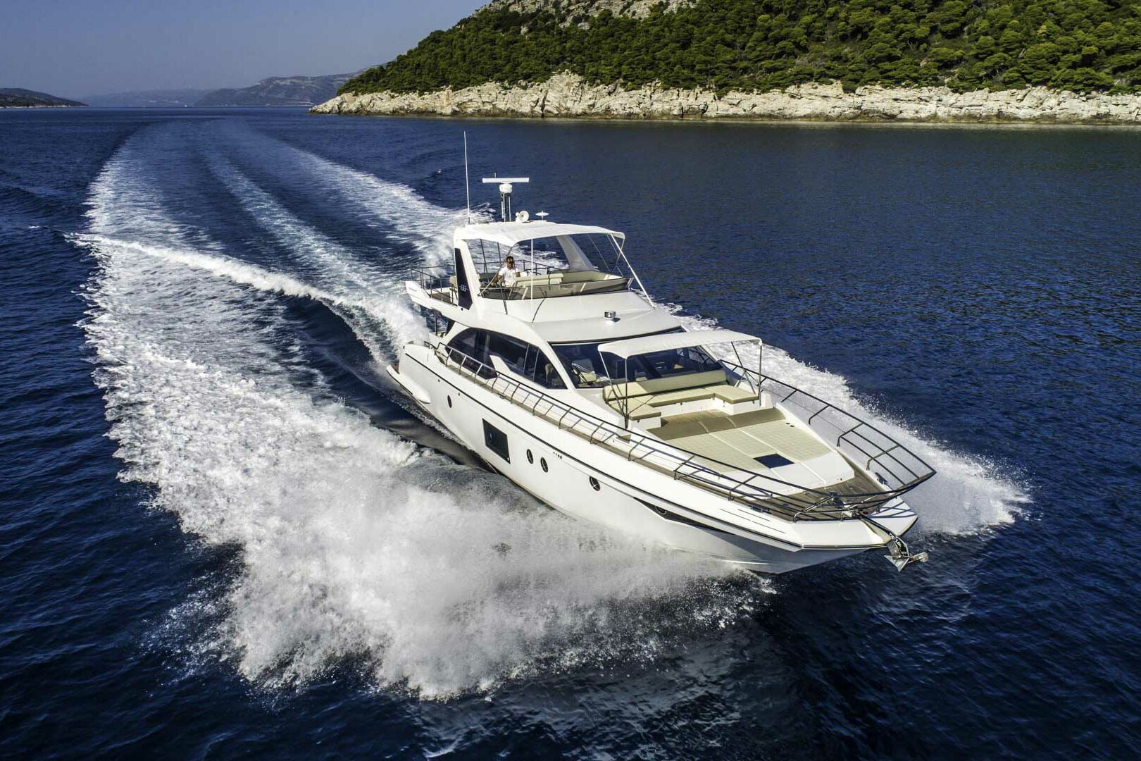 Luxury yacht Tamara II fast running