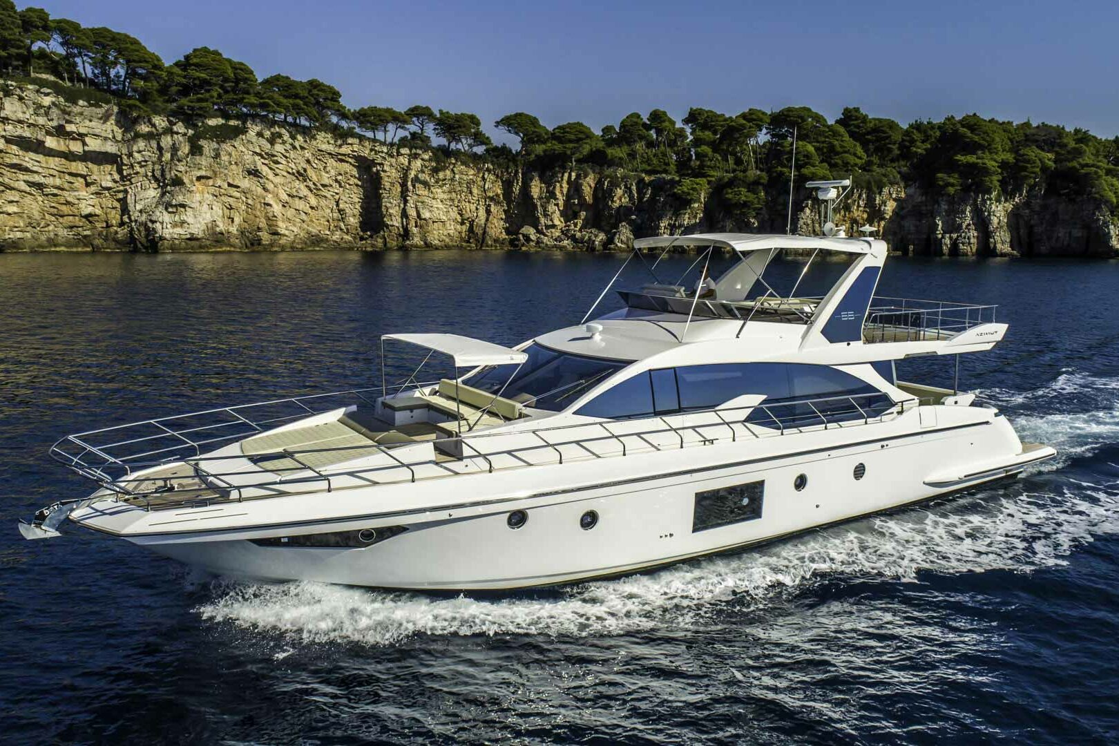 Luxury yacht Tamara II side cruising