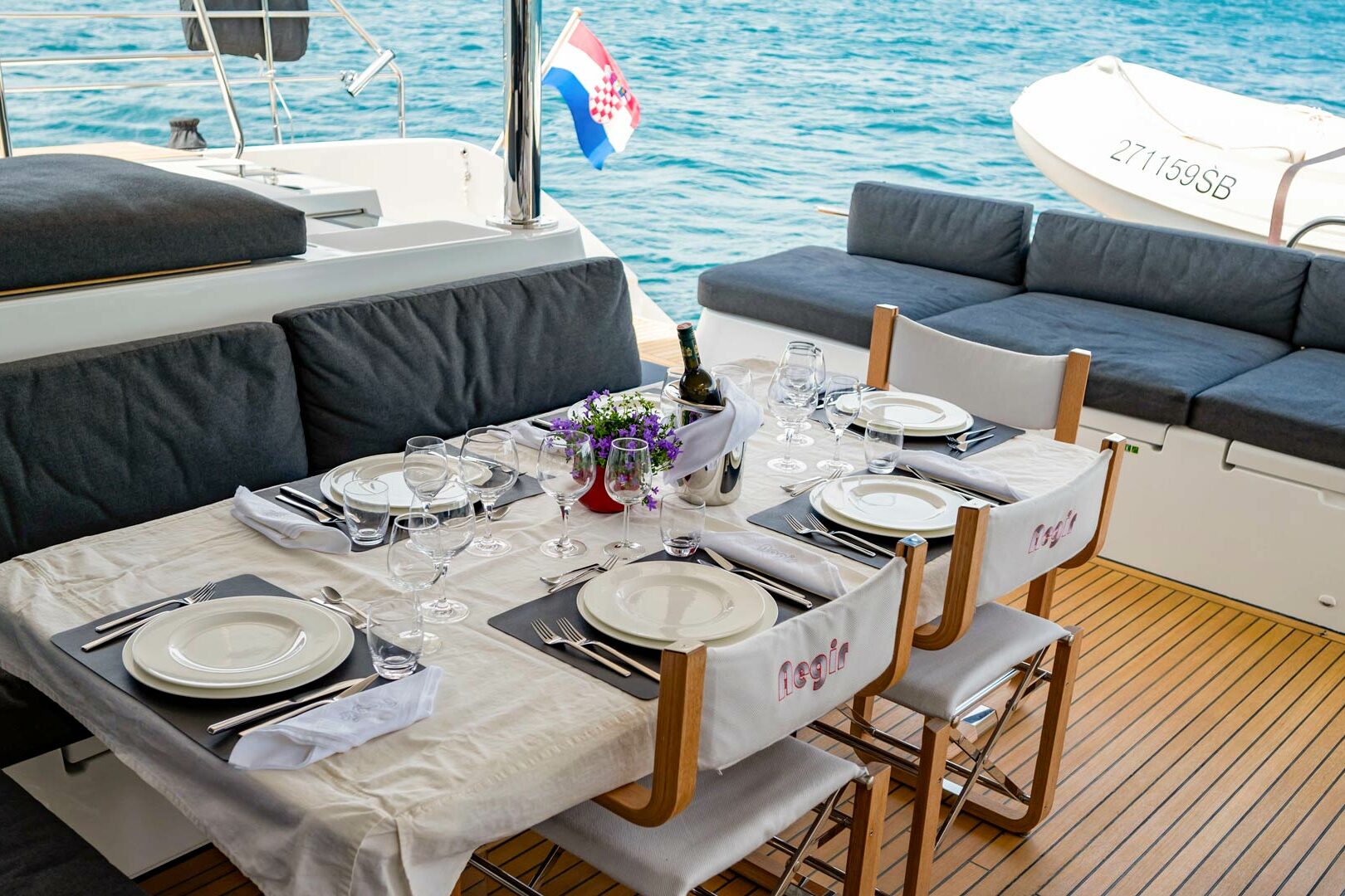 Lagoon Power 630 aft dining table