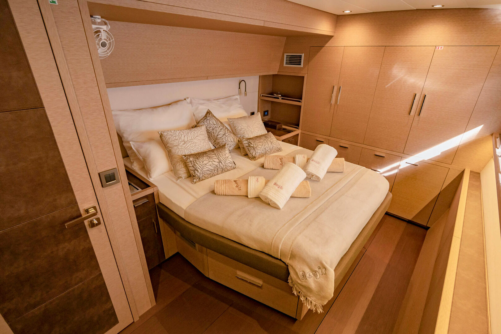 Lagoon Power 630 cabin 2