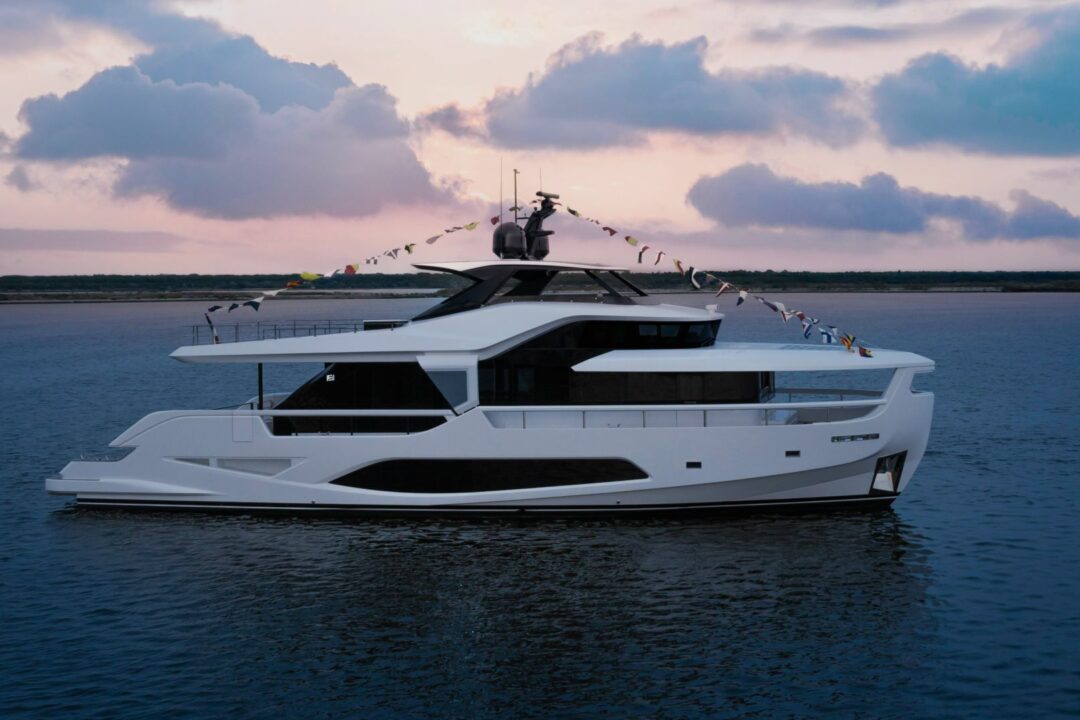 Ferretti INFYNITO 80 side view