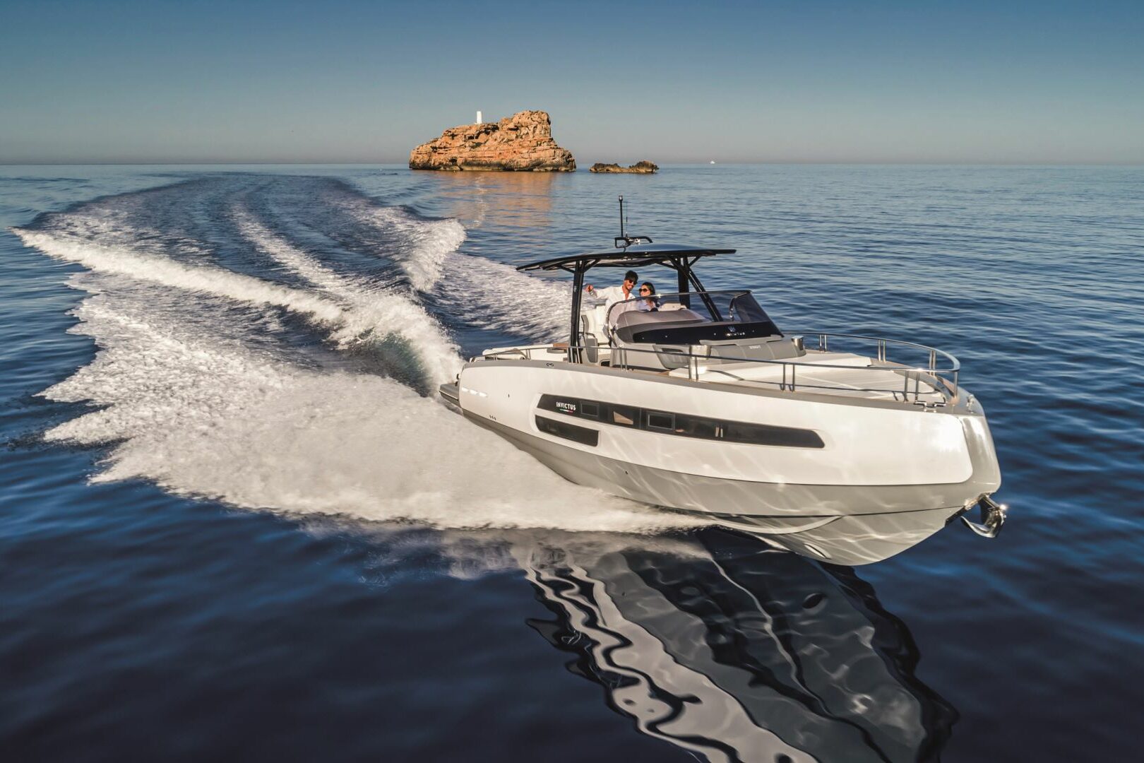 Invictus 370 GT cruising