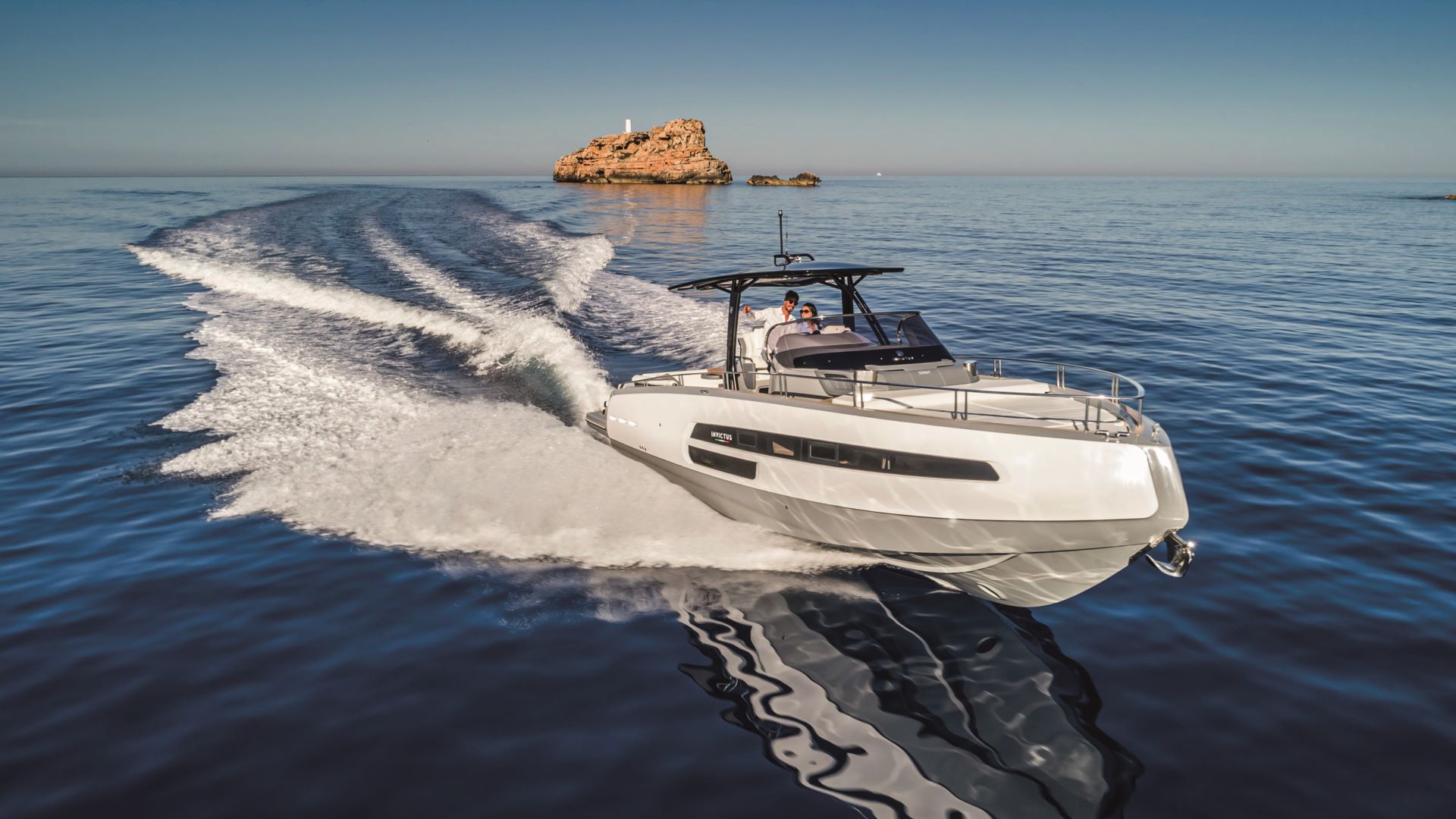 Invictus 370 GT cruising