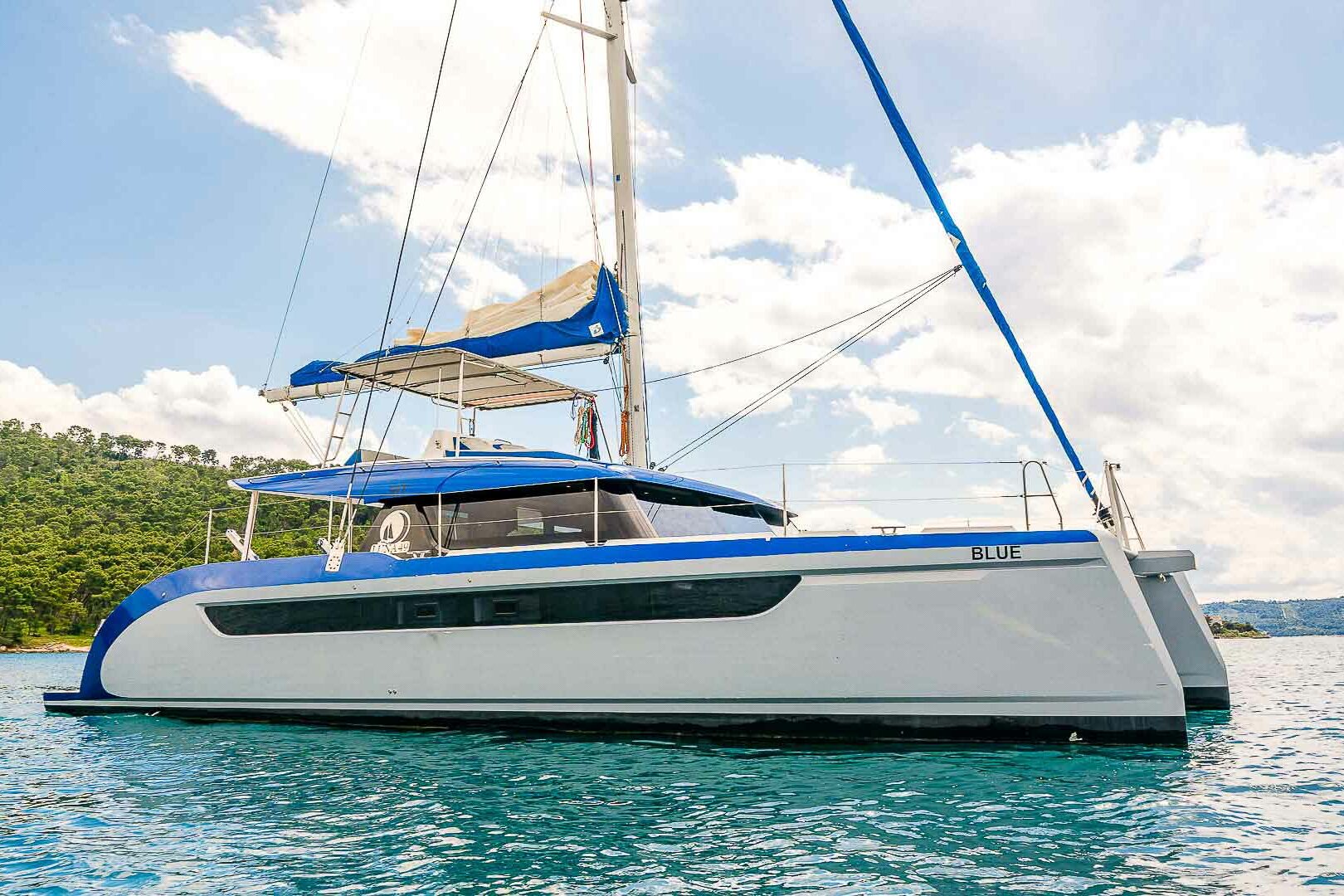Luxury catamaran Luna 49 starboard side