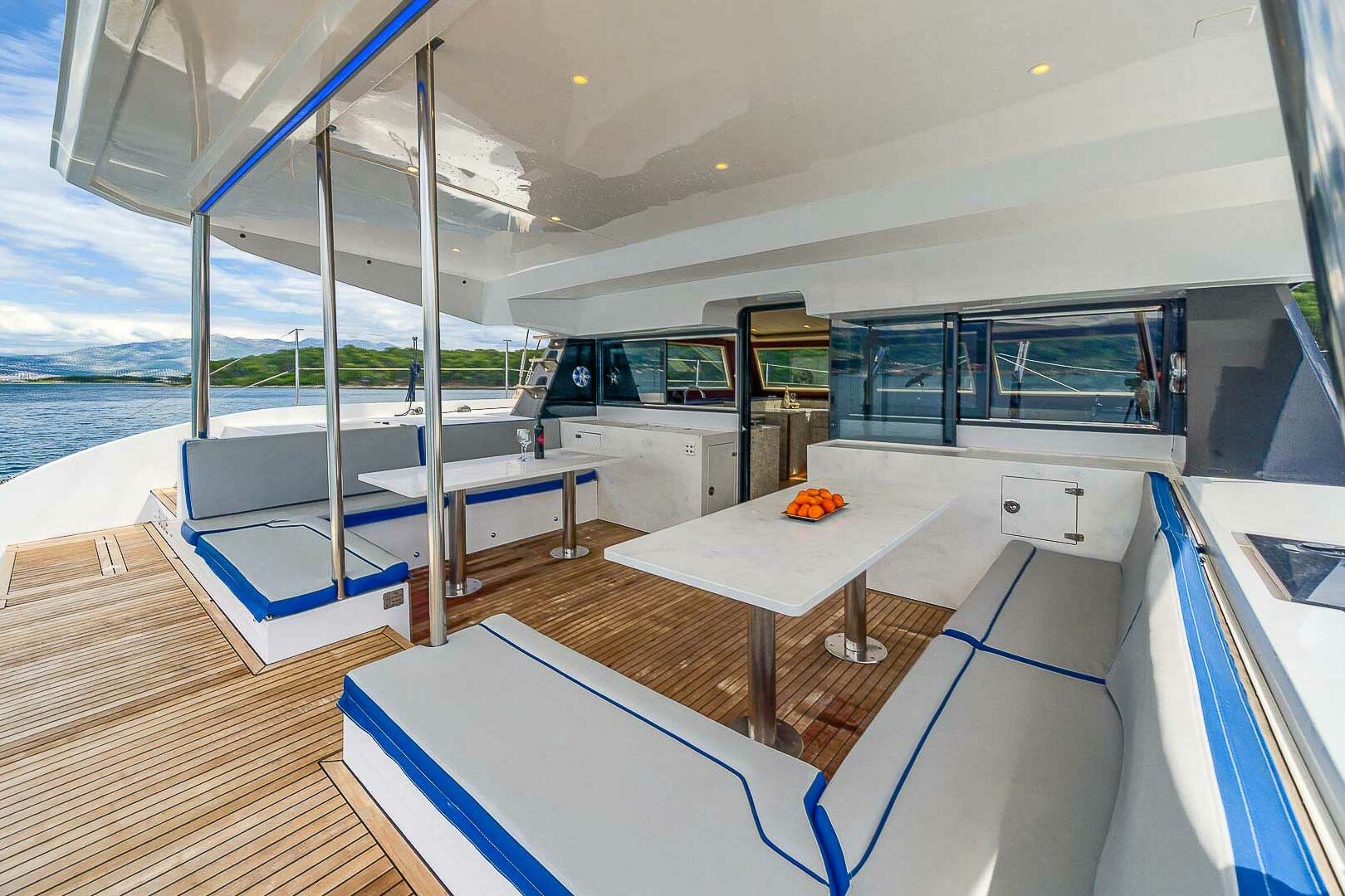 Luna 49 aft dining