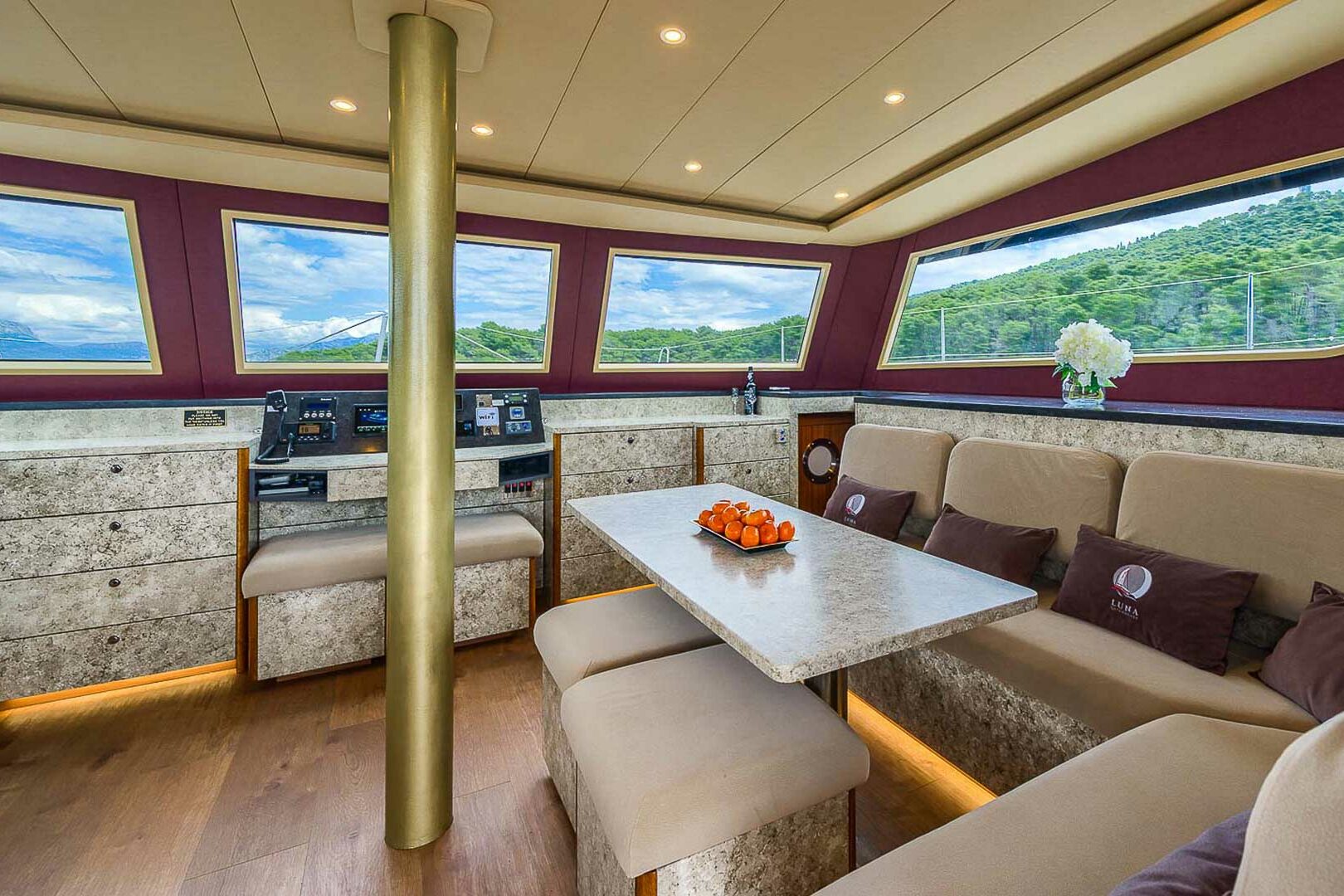 Luna 49 salon dining