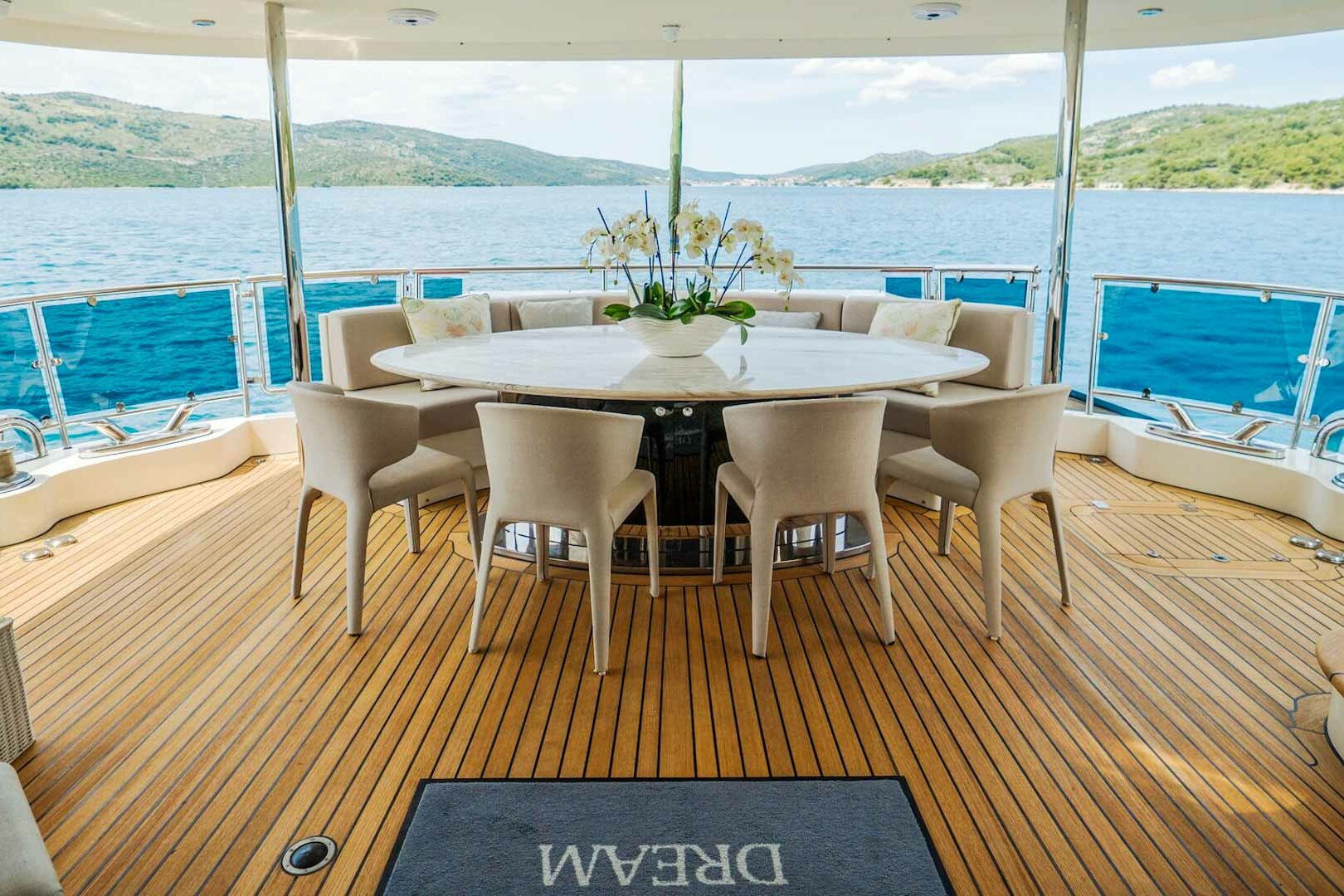 Dream alfresco table