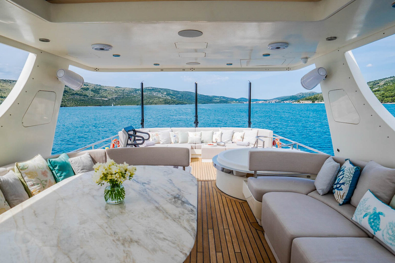 Dream flybridge table and lounge